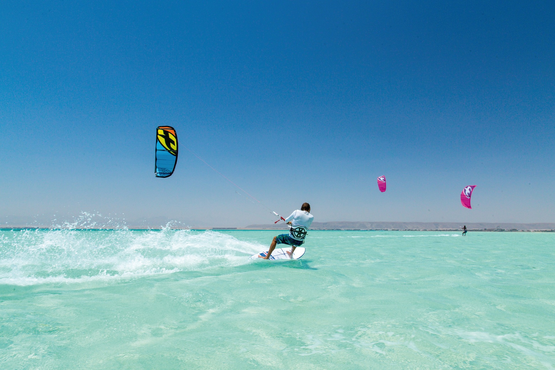 kite-surfing-3857693_1920